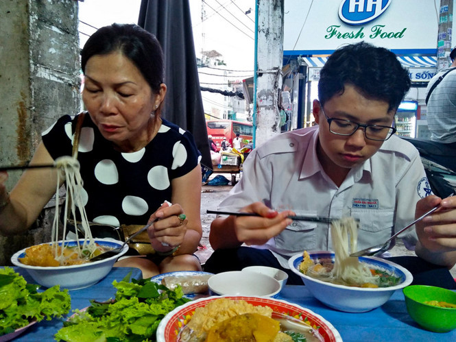 Ngày rằm hủ tiếu chay Sa Đéc bán được gấp 2 lần rưỡi ngày thường. Ảnh: LÊ HỒNG HẠNH.