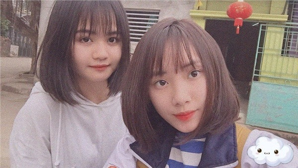 Khánh Ly (áo trắng) bên cô bạn thân Thục Anh.