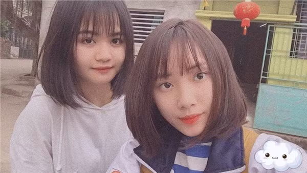 Khánh Ly (áo trắng) bên cô bạn thân Thục Anh.