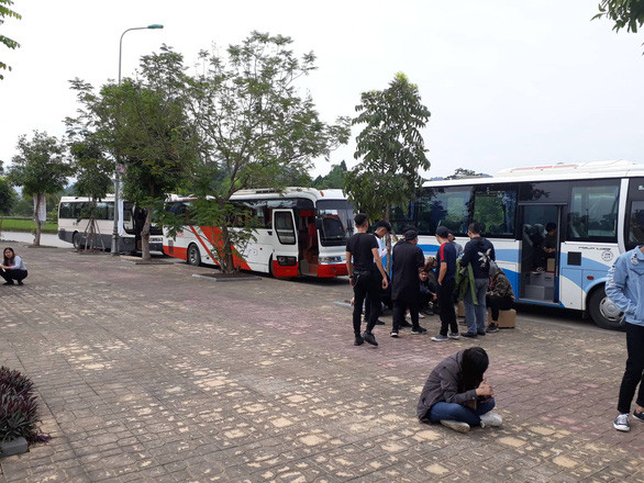 Đoàn xe buýt dẫn khách tham dự và staff của Quest dừng trước Làng Văn hóa. (Ảnh: Tuổi Trẻ Online)
