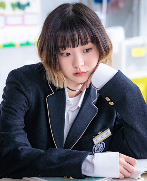 Nữ quái của "Itaewon Class" hack tuổi nhờ cắt tóc ngắn ảnh 1