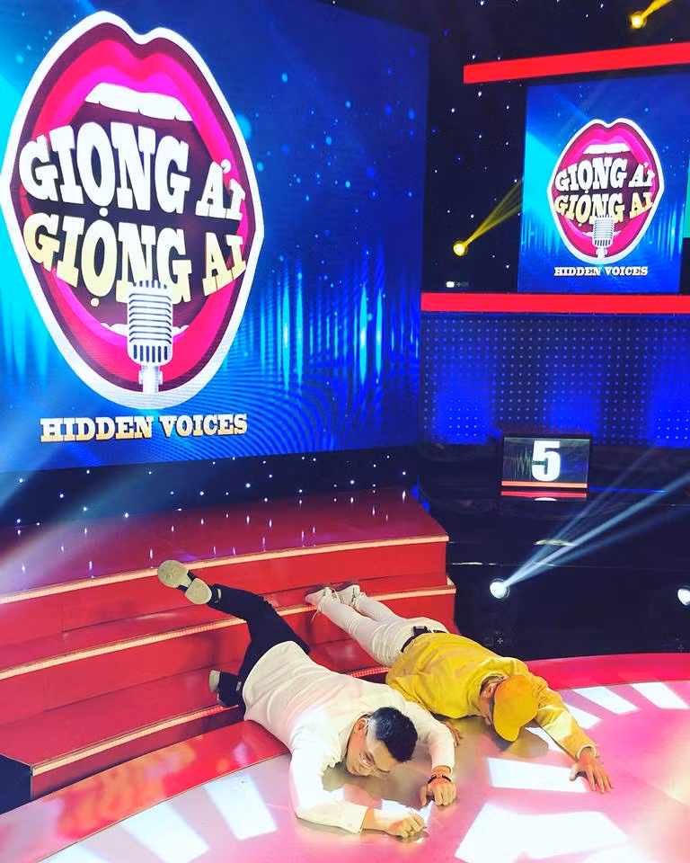 Thanh Duy còn rủ thêm Đại Nhân tham gia trào lưu khi quay gameshow.