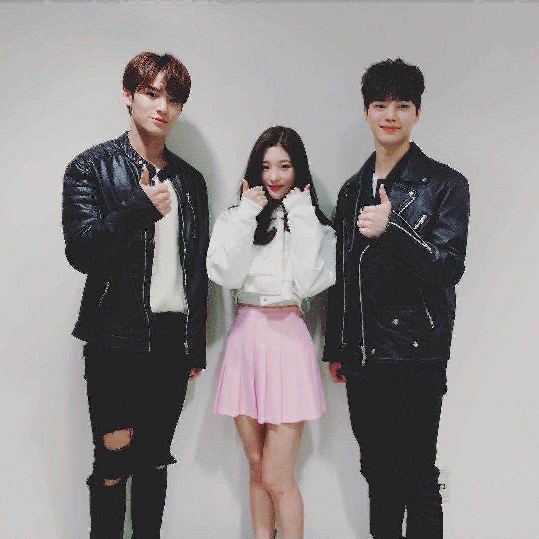 Bộ ba MC Inkigayo: Mingyu - Chaeyeon - diễn viên Song Kang. Bộ ba MC Inkigayo: Mingyu - Chaeyeon - diễn viên Song Kang.
