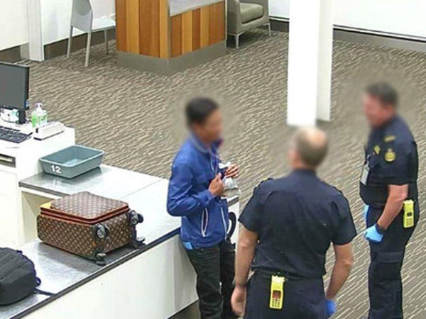 Lực lượng biên phòng Australia bắt giữ người đàn ông Việt Nam tại sân bay Adelaide. Ảnh: ABF.