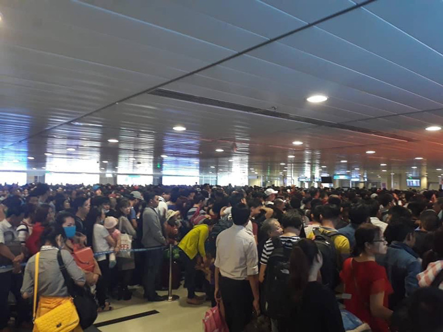 Những hàng người chờ đợi làm thủ tục tại sảnh cứ tiếp tục nối dài. (Ảnh: Kiều Linh)