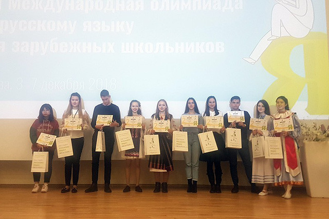 Nguyễn Quỳnh Anh (ngoài cùng bên trái) nhận huy chương Bạc của cuộc thi