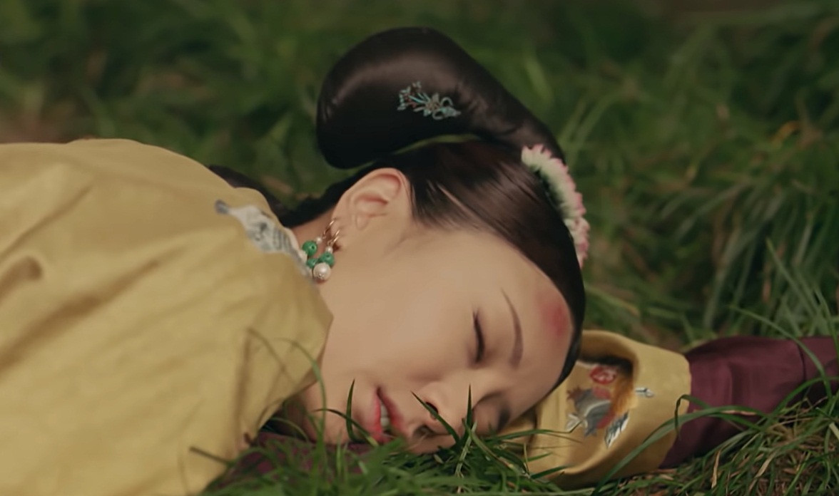 Tự mình ra tay thì khiến Hoàng hậu té lầu bất tỉnh được ngay.