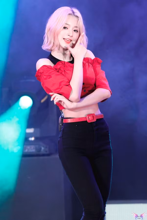 Khi nhóm fromis_9 comeback, khán giả đều chú ý đến diện mạo tỏa sáng của Nakyung. Vòng eo thon thả cũng góp phần giúp Nakyung thu hút hơn hẳn.