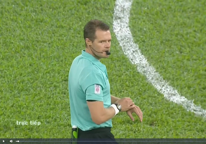 Trọng tài Christopher Beath trong trận chung kết lượt đi. ẢNH: CHỤP TỪ VIDEO.