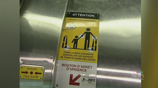 Biển báo trên thang cuốn.