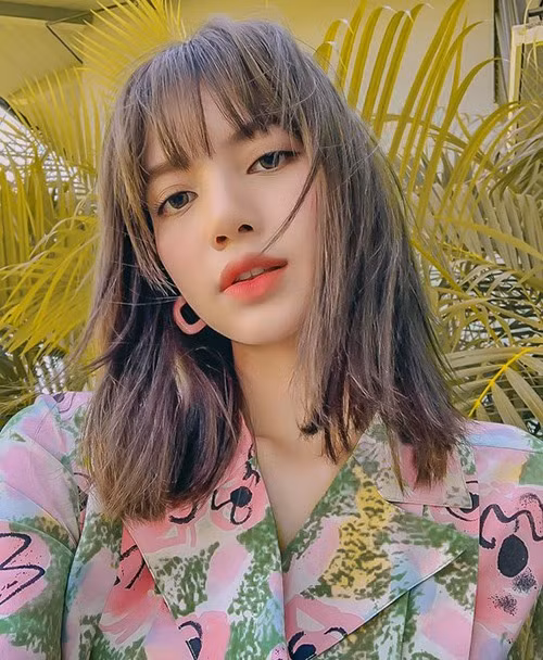 Bông tai của thương hiệu Hàn Quốc Viollina sold out nhanh chóng trong một giờ. Dù có 8 màu, hãng chỉ hết hàng đôi màu hồng giống Lisa đeo.