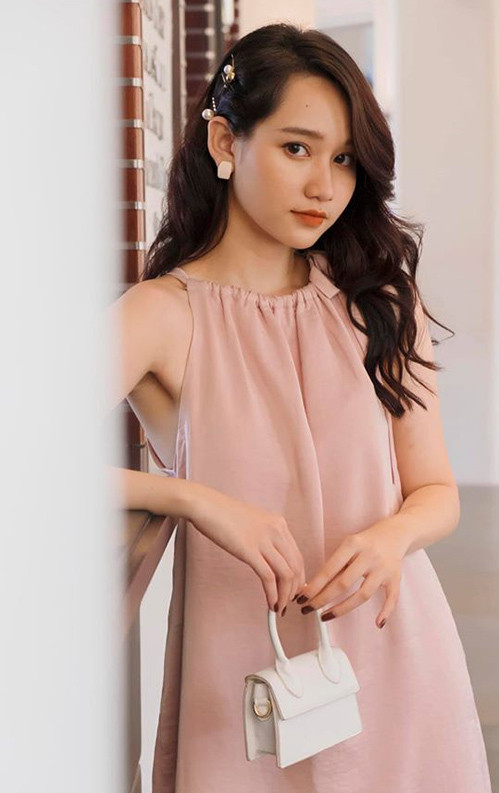 Váy hoa nhí đậm chất cổ điển cũng xuất hiện liên tục trong những bức ảnh street style mang màu sắc vintage của Trúc Anh.