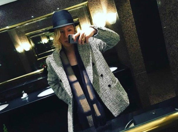 Chàng trai trẻ sở hữu tủ quần áo thiết kế đắt giá...