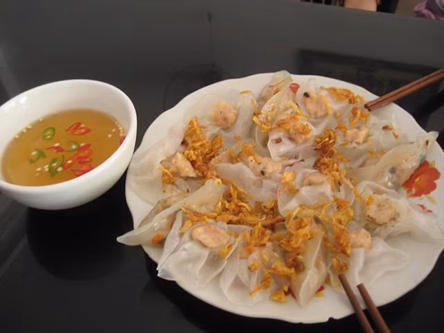 Bánh bao – bánh vạc. Nguyên liệu chính để chế biến hai loại bánh này là gạo dẻo, thơm. Nhân bánh vạc được làm từ tôm đất giã nhuyễn trộn với một ít tiêu, tỏi, hành, sả cùng những gia vị bí truyền. Nhân bánh bao được làm từ thịt heo, nấm mèo, hành lá thái mỏng.