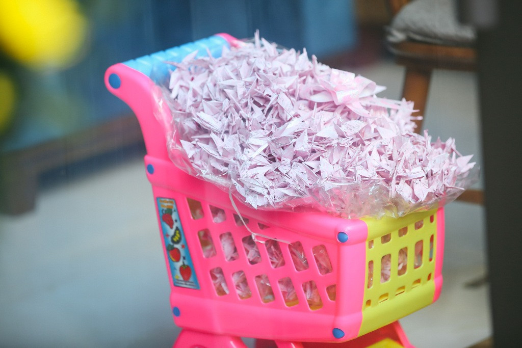 Những con hạc giấy được tỉ mỉ gấp bằng vé xem phim.