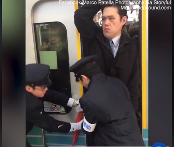 Còn đây là hình ảnh người đàn ông tại tầu ngầm tại Tokyo, Nhật Bản.