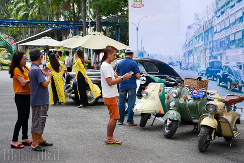 Nhiều người dân đội nắng ngắm “xế cổ” trưng bày tại quảng trường Âu Lạc thuộc Công viên văn hóa Đầm Sen.