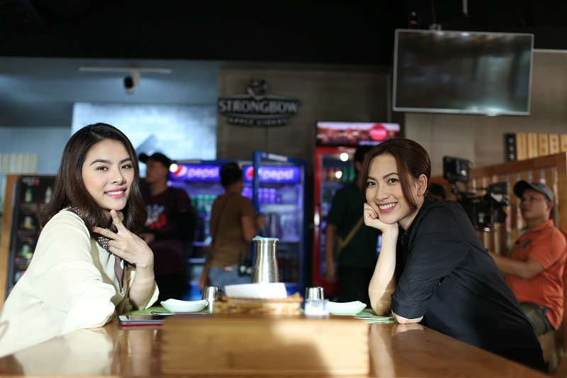 Vân Trang và Phương Anh Đào trên phim trường