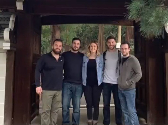 Rachel Neal cùng những người bạn trong chuyến du lịch đến Nhật trước khi tai nạn xảy ra.