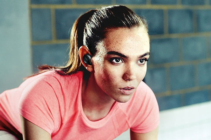 JABRA ELITE SPORT ngay cái tên đã thể hiện tính năng thích hợp cho người đang tập luyện thể thao, với chất lượng âm thanh tốt, sự thoải mái, tiện lợi và khả năng chống thấm nước ấn tượng.