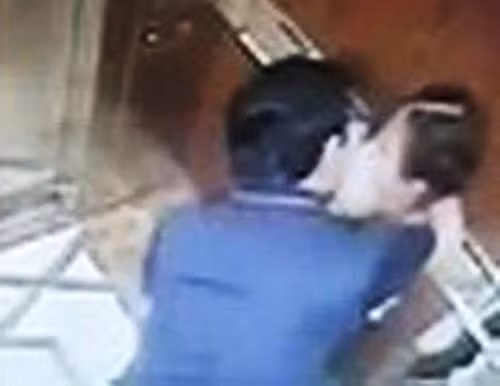 Hình ảnh ghi lại từ camera cho thấy ông Linh có hành vi sàm sỡ, dâm ô với bé gái dưới 16 tuổi.