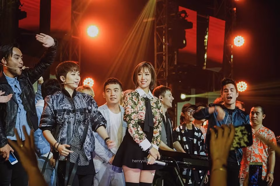 Min khuấy động sân khấu YouTube Fanfest với 2 bản hit "Ghen" và "Có Em Chờ" ảnh 1