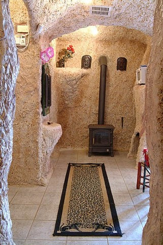 Khi bước chân vào ngôi nhà bạn sẽ sải bước trên tấm thảm cũng mang phong cách thời tiền sử.