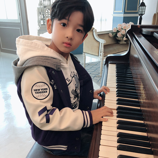 Theo chia sẻ của mẹ Lee Yoo trên trang cá nhân, cậu bé rất yêu thích bóng đá, đặc biệt là CLB Incheon United. Bên cạnh đó, cậu cũng bắt đầu học chơi piano.