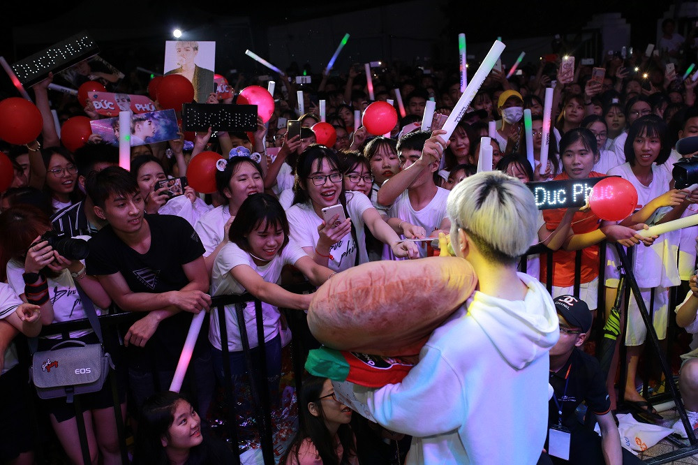 Anh chàng còn xuống dưới sân khấu để giao lưu cùng các bạn sinh viên và rất vui vẻ với những món quà fan tặng nữa nhé!