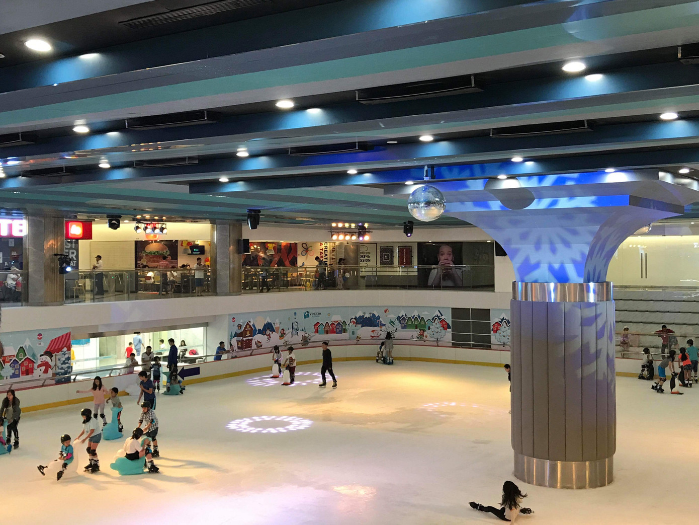 Bên trong Landmark 81 có một sân băng tự nhiên lớn nhất Việt Nam với diện tích khoảng 2.000 m2.