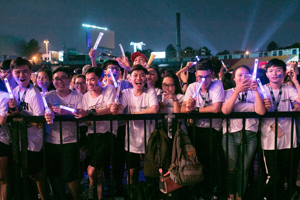 Từ sớm, đông đảo fan của Đông Nhi đã tập trung bên ngoài tham gia các hoạt động và xếp hàng để vào SVĐ sớm dành vị trí đẹp theo dõi show diễn.