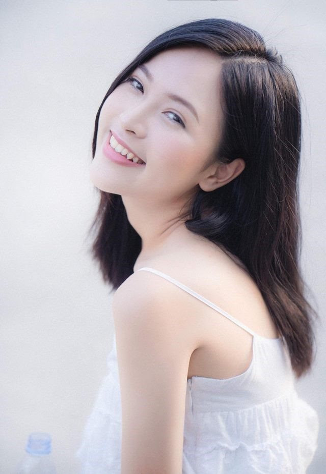 Khuôn mặt trái xoan, làn da trắng mịn, chỉ cần diện áo trắng giản dị thôi Phương Anh cũng đã khiến hàng ngàn người mê mệt.