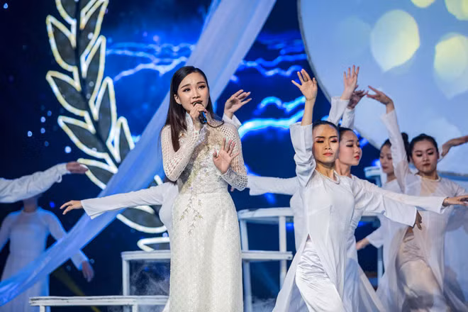 "Hot girl ca cổ" Dương Tú Tri (20 tuổi, quê An Giang) từng là thí sinh nhỏ tuổi nhất trong chương trình Solo cùng Bolero 2018 và đoạt ngôi vị á quân. Cô gái nhỏ nhắn đang sở hữu hơn 15 giải thưởng từ ca nhạc, ca cổ cho đến võ thuật. Ảnh: NVCC.