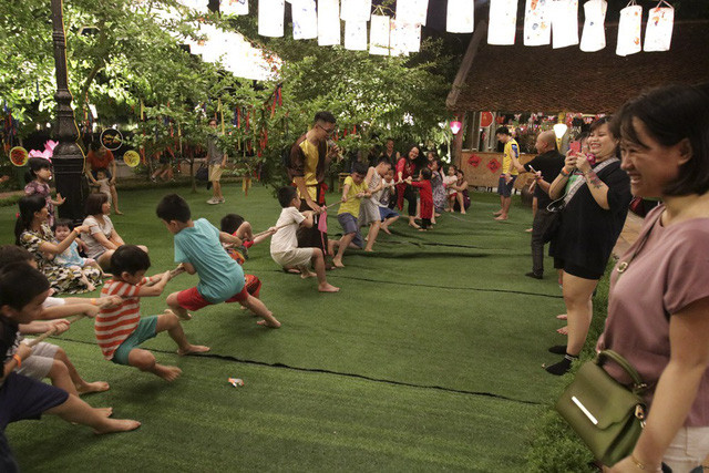 Nhiều trò chơi dân gian được tổ chức để các em nhỏ tham gia.