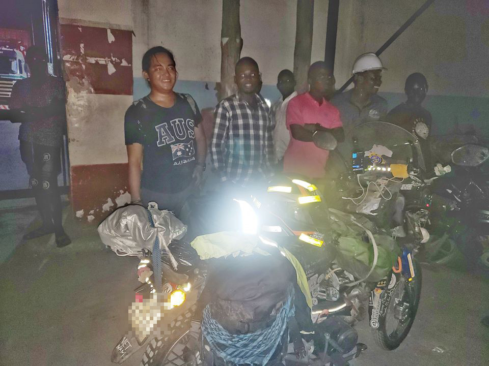 Vừa đến châu Phi anh đã đi tu sửa chiếc xe máy của mình và nhận được sự quan tâm lớn của những thanh niên ở đây.