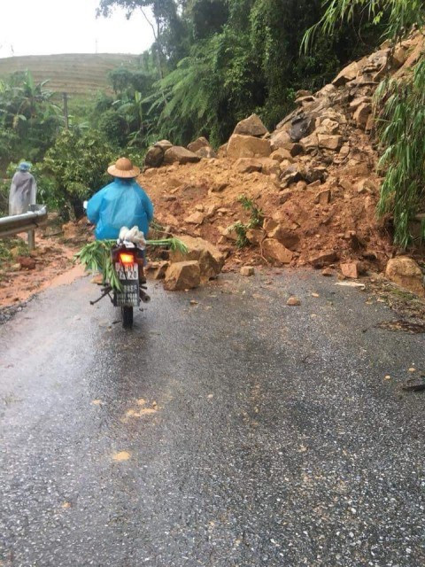Sạt lở đất khiến nhiều tuyến giao thông bị chia cắt.