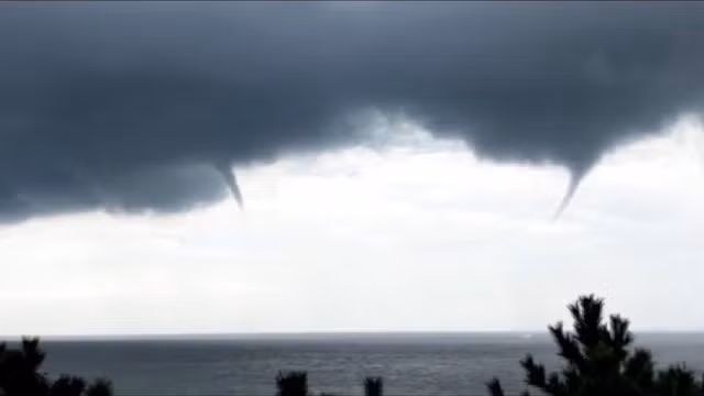 Nhiều vòi rồng cùng đồng loạt xuất hiện trên vùng biển ở thành phố Uy Hải, Trung Quốc.