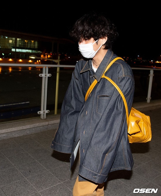 Hình ảnh V lọt thỏm trong chiếc áo rộng khiến fan thích thú. Trên sân khấu, anh chàng luôn toát lên khí chất lạnh lùng, thu hút nhưng ngoài đời thường lại có những khoảnh khắc 