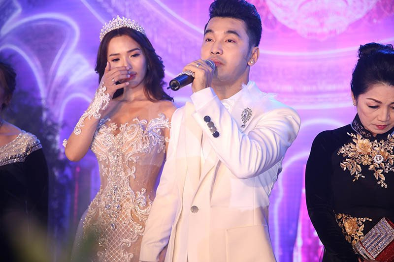 Kim Cương bật khóc khi Ưng Hoàng Phúc dành cho cô những lời nói chân tình sau hơn 6 năm vượt qua nhiều sóng gió.