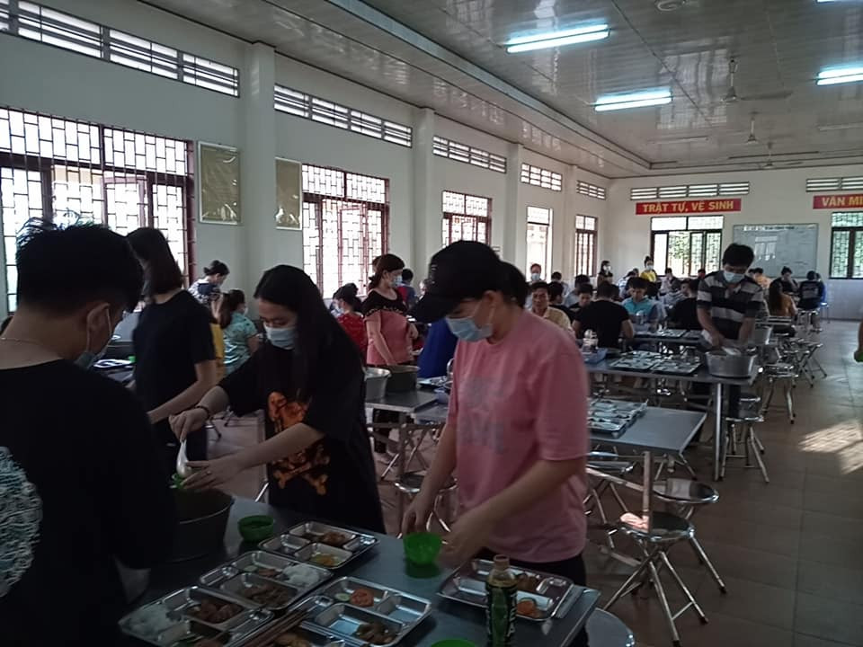 Dù là hoạt động gì thì khẩu trang luôn là vật bất ly thân nhé!