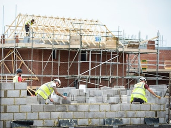 Chú Lowell nói, các công trường xây dựng lúc nào cũng cần người.