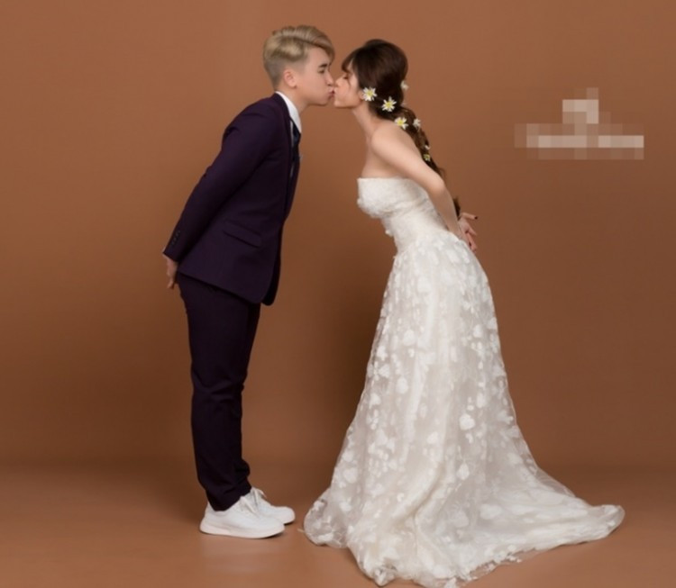 Cặp đôi nhí nhảnh tạo dáng.