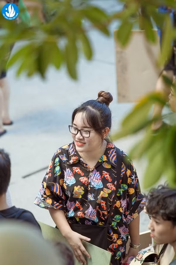 Bên cạnh những sĩ tử thể hiện tinh thần hào hứng...