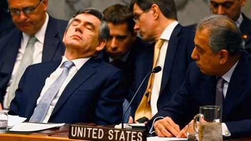 Cựu Thủ tướng Anh Gordon Brown cũng "chợp mắt" khi tham dự một cuộc họp của hội đồng bảo an tại LHQ vào tháng 4/2008. Ảnh GETTY IMAGES.