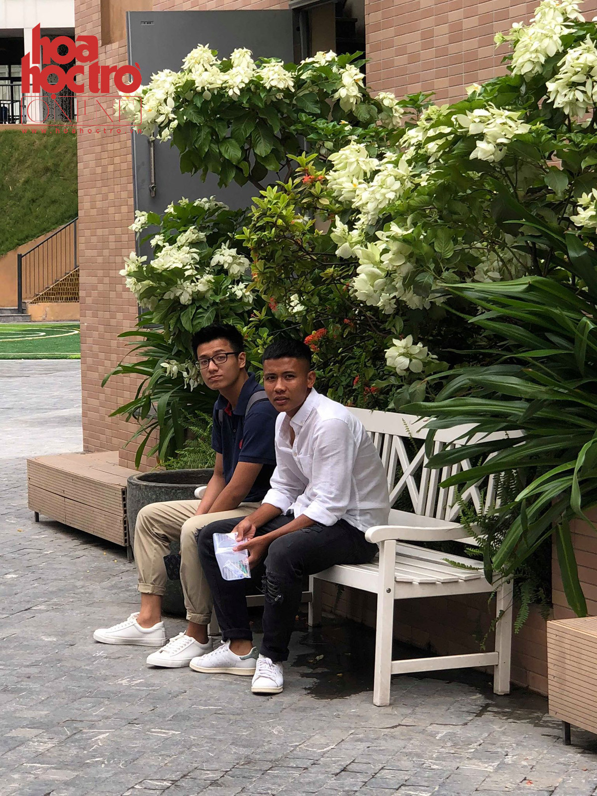 Vì chưa đến thời gian quy định nên hai bạn chưa thể ra khỏi khu vực thi.