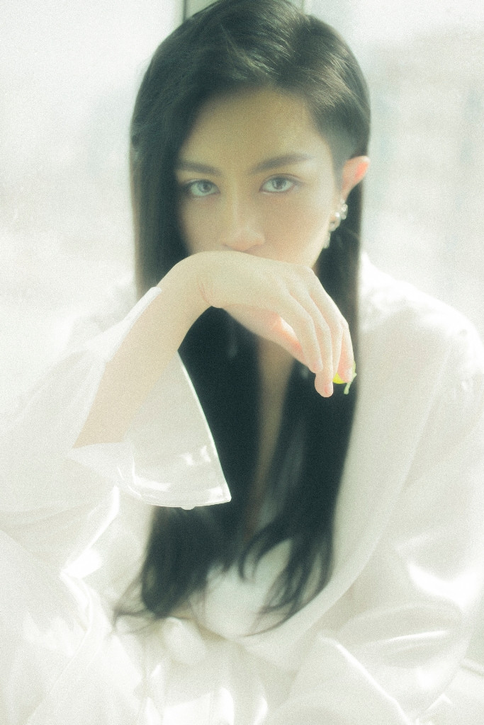 Hình ảnh mới đầy lạ lẫm của Gil Lê.