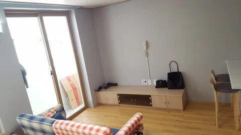 Phòng khách của căn hộ ký túc xá thậm chí rộng hơn phần lớn căn hộ studio ở Seoul.