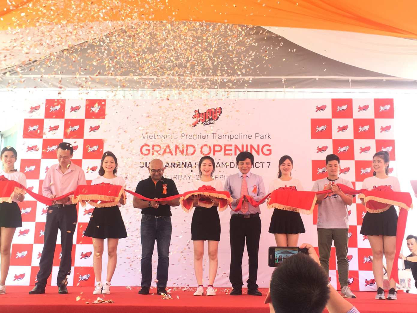 Từ trái sang phải: Giám đốc Jump Arena Quận 7 (HCM) - Tổng Giám Đốc Jump Arena - Đại diện Sở Văn hóa và Thể thao - Biên đạo múa John Huy Trần cắt băng khánh thành mừng khai trương cơ sở mới