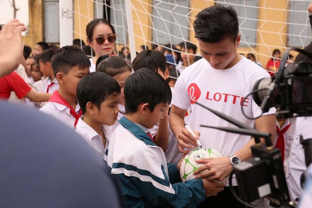 "Cựu học sinh" Quang Hải khiến fan thích thú khi so tài cùng các "đồng môn nhí" ở trường cũ ảnh 1 "Cựu học sinh" Quang Hải khiến fan thích thú khi so tài cùng các "đồng môn nhí" ở trường cũ ảnh 1