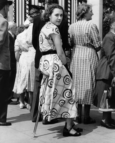 Những chiếc ghế 1 chân năm 1953 được thiết kể nhằm giúp người sử dụng có thể di chuyển dễ dàng và tiết kiệm diện tích khi ngồi.